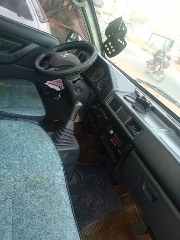 Thumbnail 4 of 2000 Mitsubishi L300
